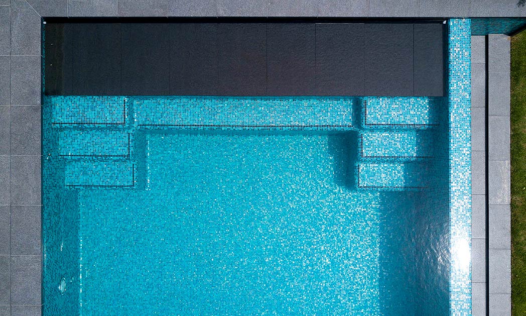 Infinity pool zwembad bisazza mozaiek slide 6