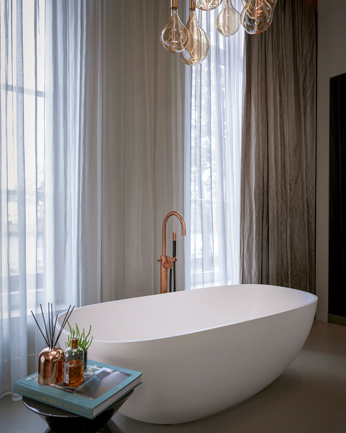 Luxe moderne badkamer met bad