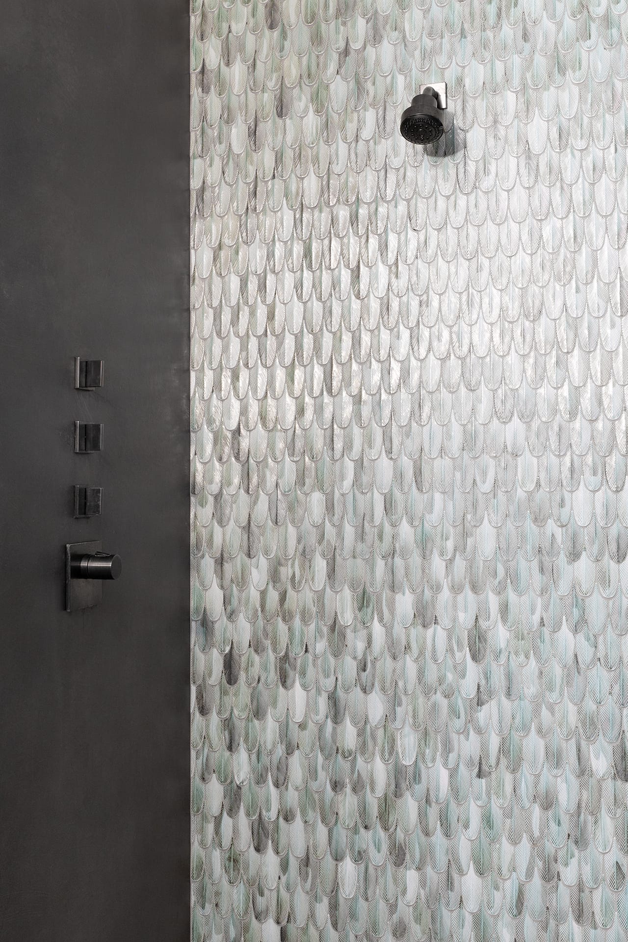 Douche met Plumage-mozaïek van Botteganove in wit, grijs en lichtgroen, met hoofddouche en bediening van Dornbracht in Dark Platinum matt.