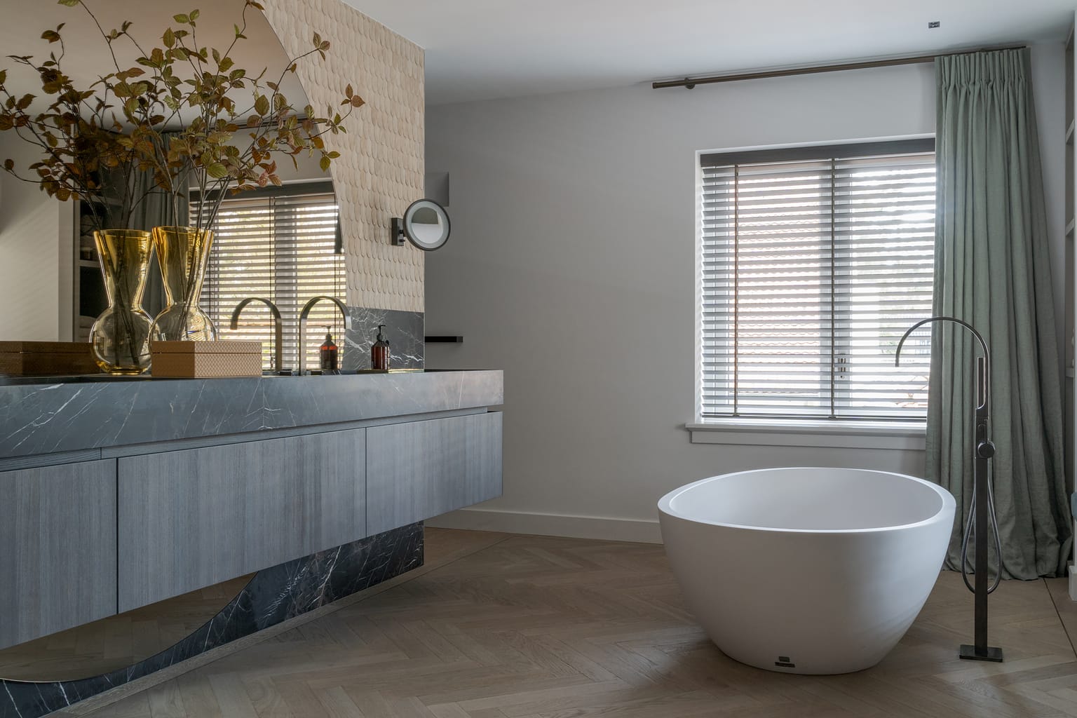 Badkamer met een Agape Spoon XL, wastafelmeubel in antraciet kernessen met blad van Havana Brown en Plumage-mozaïek van Botteganove.