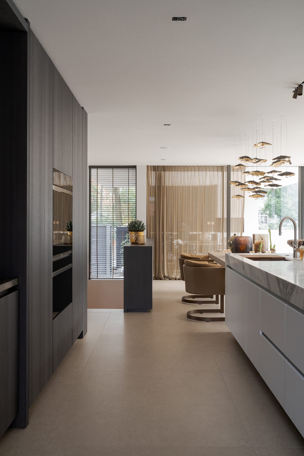 Vloertegels van Living Ceramics in 120 × 120 cm langs de kastenwand van Eggersmann in kernessen, met een oven van Wolf.