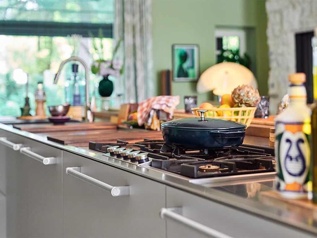 Arclinea Artusi keuken volledig in RVS met Gaggenau gaskookplaat in het werkblad.