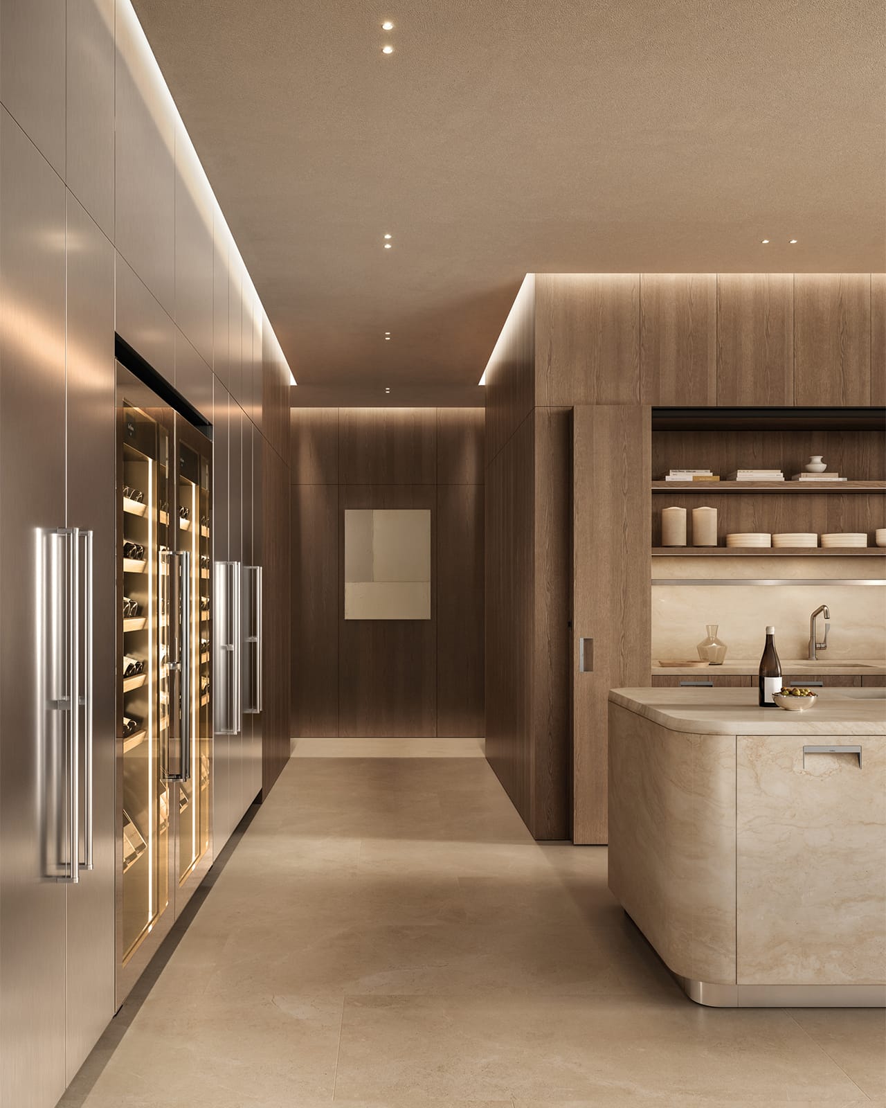 Arclinea Kora kookeiland in travertijn met ronde hoeken, naast RVS wijnkoelkasten en een wand in Tobacco Oak.