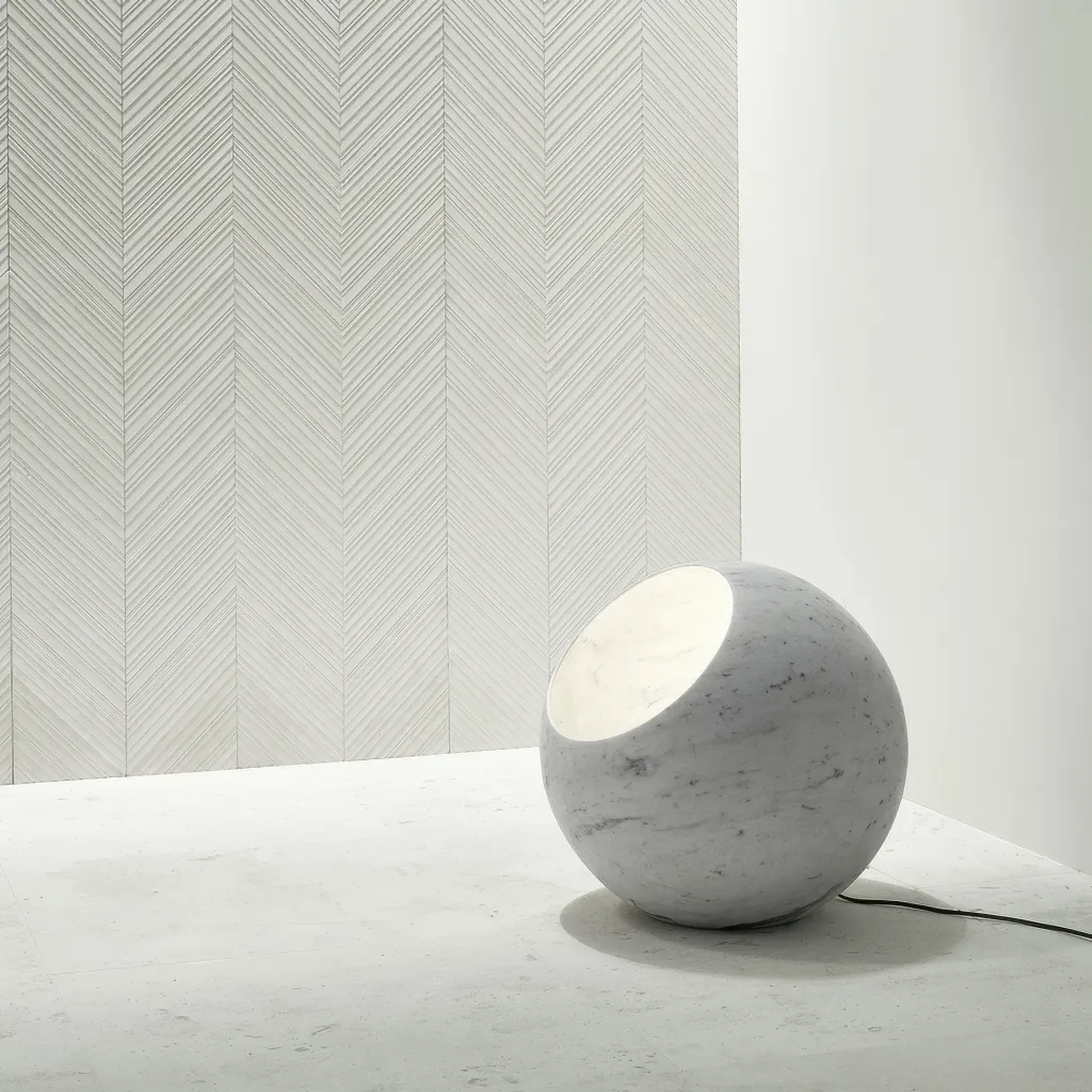 Salvatori Chevron vloer in Crema d'Orcia met Urano lamp visgraatpatroon natuursteen Piero Lissoni