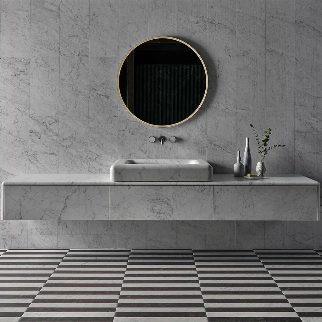 Salvatori badkamer Nereo wastafel Stone Parquet vloer zwart-wit Bianco Carrara ronde spiegel