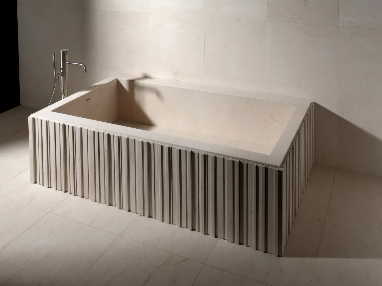 Salvatori Ishiburo badkamer ontwerp Kengo Kuma in Crema d'Orcia natuursteen verticale strips