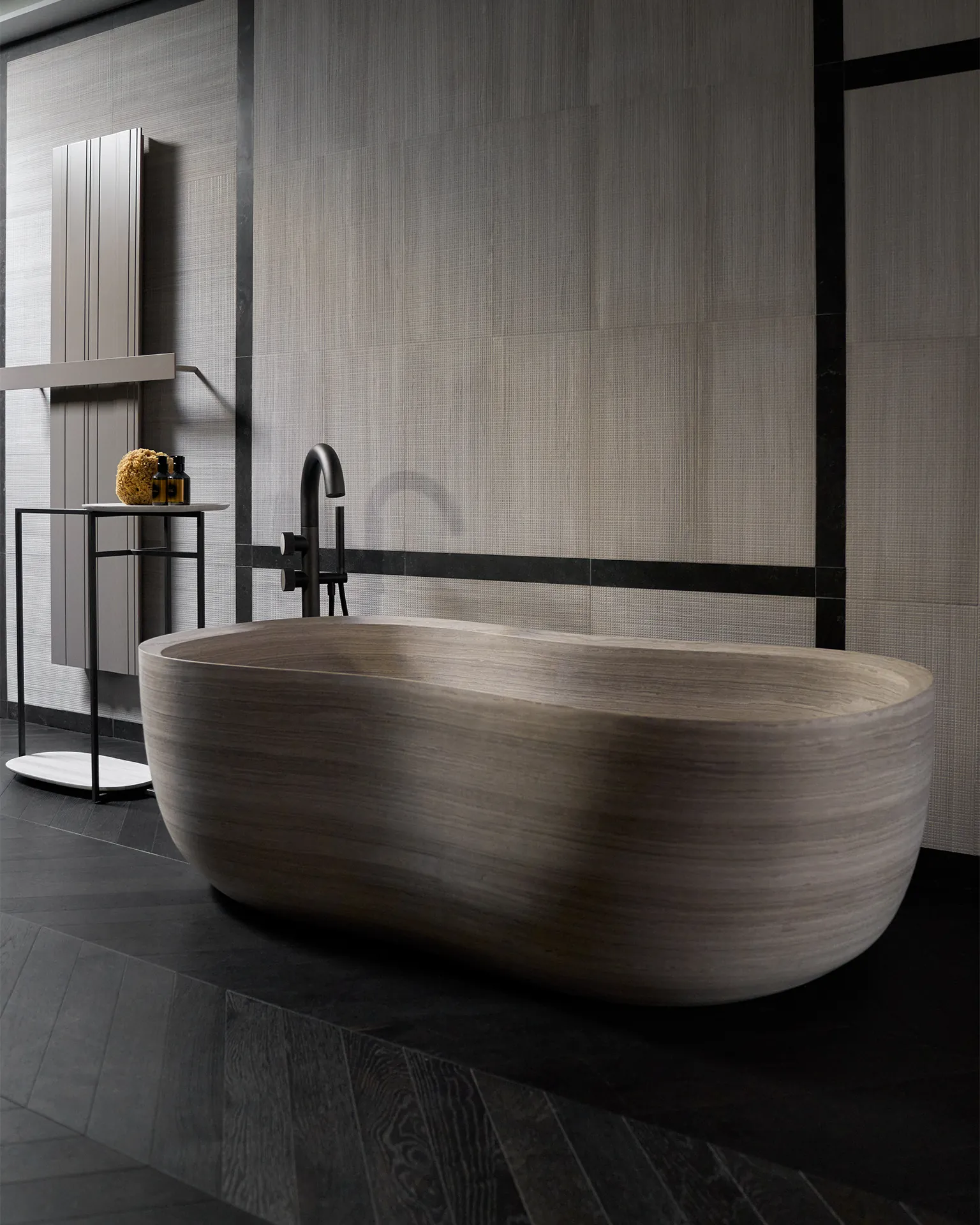 Salvatori Anima vrijstaand bad in massief natuursteen Yabu Pushelberg organische vormen Toscane