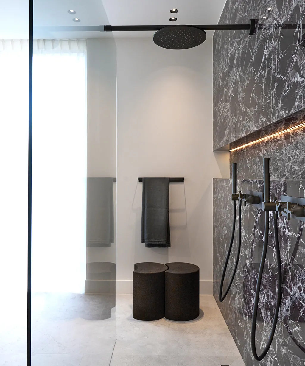 Agape douche in Rosso Lepanto marmer met EMEM kraan en ronde douchekop Italiaans badkamerdesign