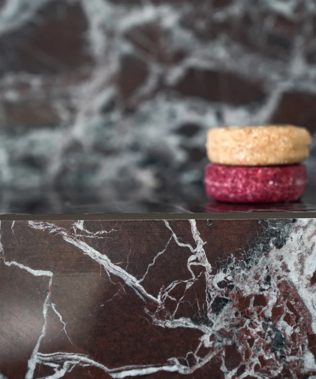 Agape badkamer detail in Rosso Lepanto marmer Italiaans natuursteen rode aders warm materiaal