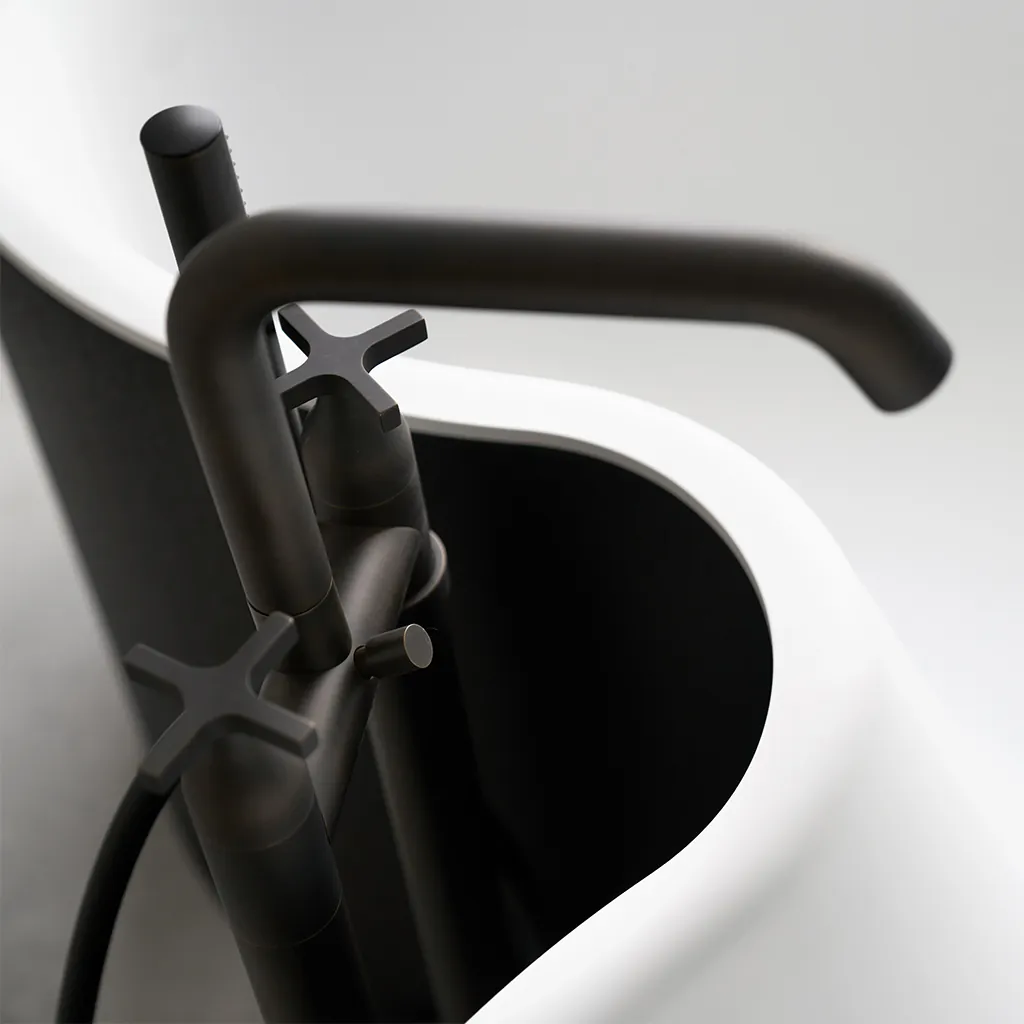 Agape AVA vrijstaand bad in Solid Surface met EMCLA kraan matt black Benedini Associati badkamerdesign