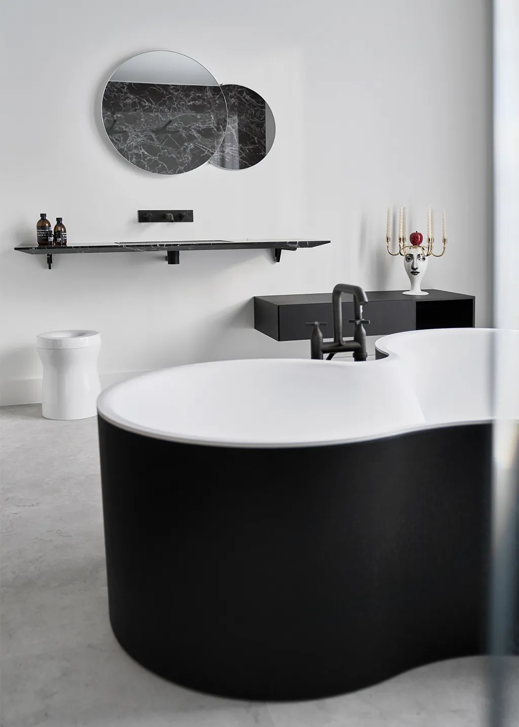 Agape badkamer met Ell wastafel en AVA vrijstaand bad in Solid Surface Benedini Associati Italiaans design