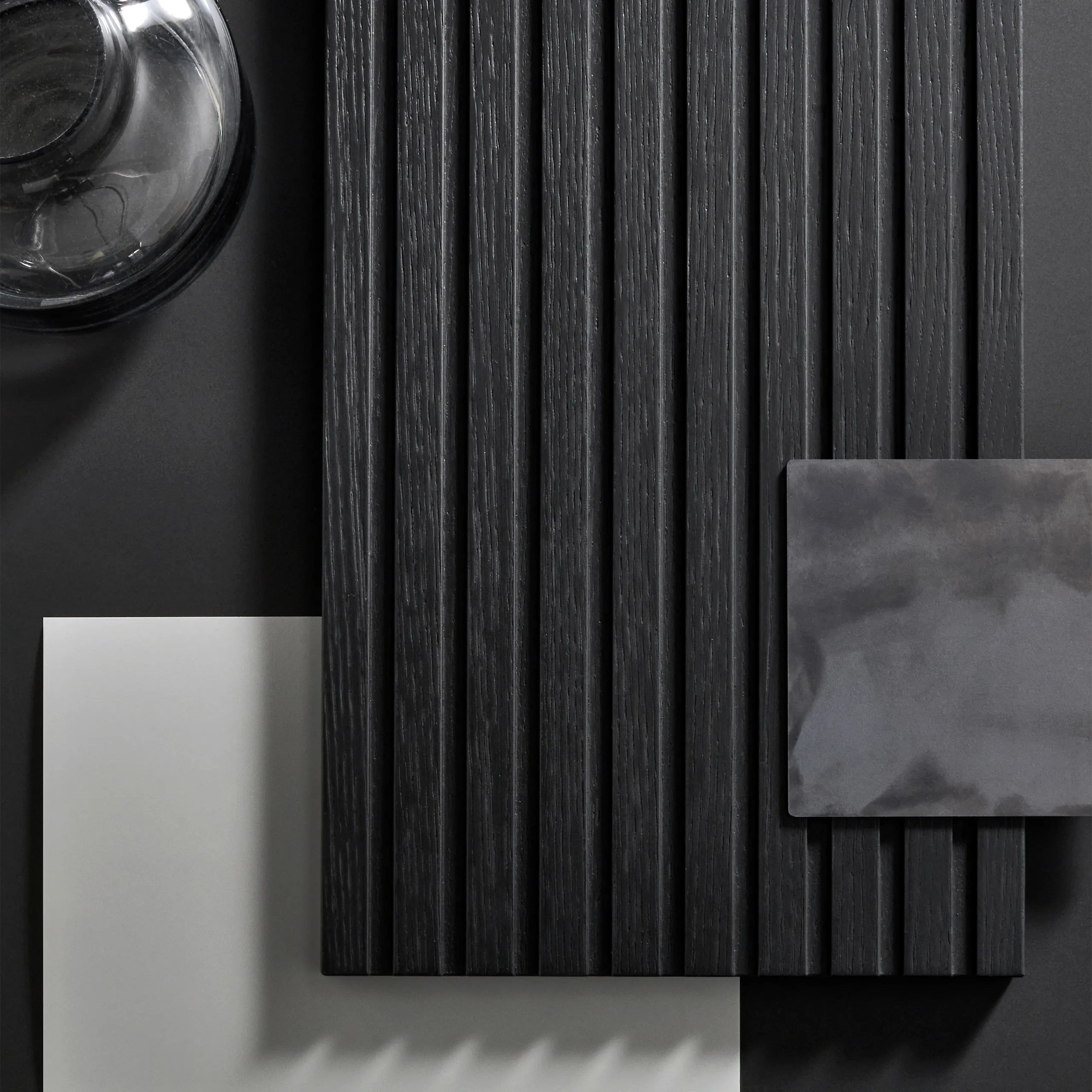 Eggersmann materiaalbord zwart keuken materialenpalet stalen natuursteen hout staal messing