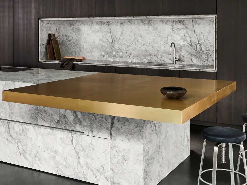 Eggersmann Timeless Beauty keuken in Bianco Nuvola en fineer met lamellenstructuur wit Duits maatwerk