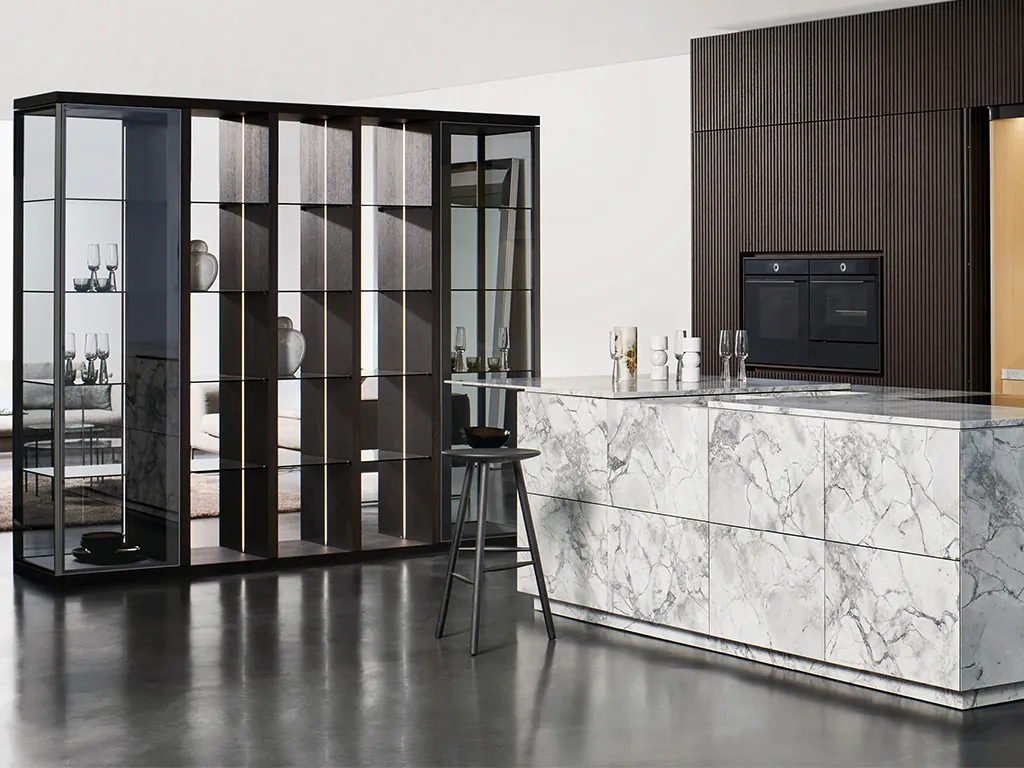 Eggersmann Glance glaskast glazen korpusprogramma keuken en woonruimte verbinding Duits design