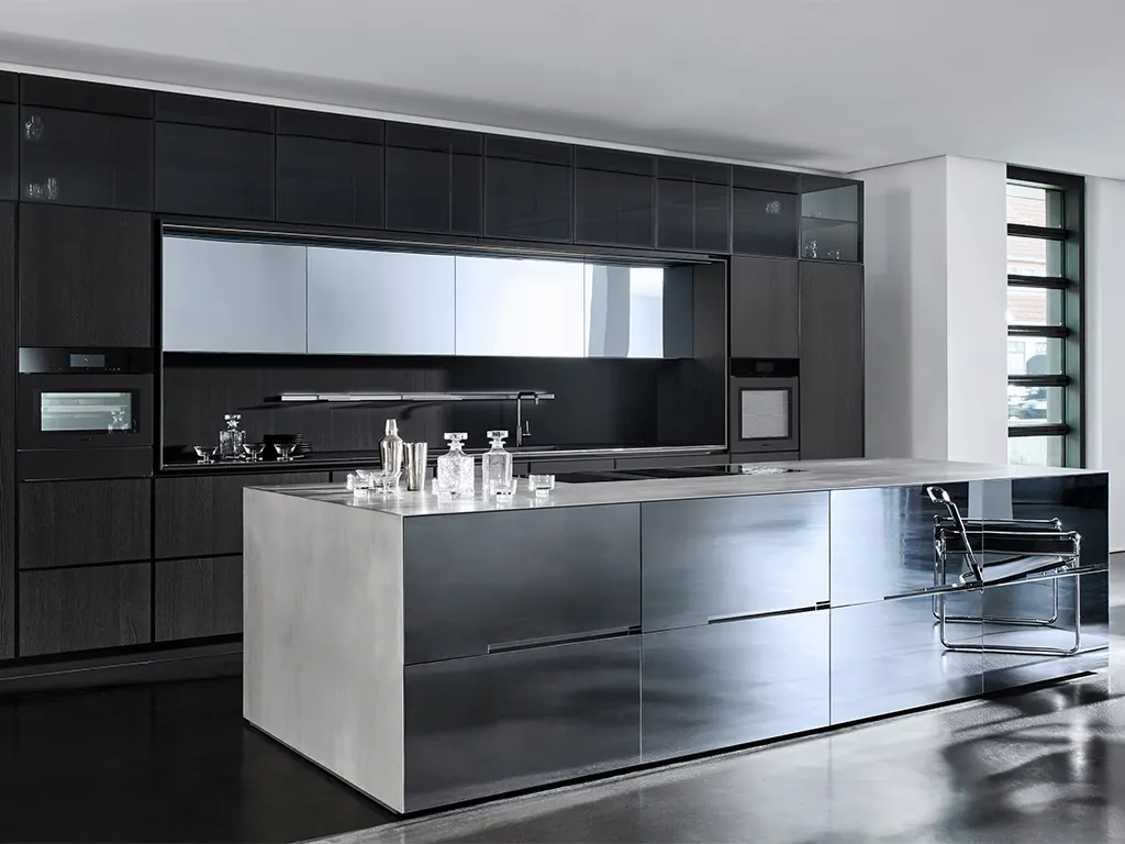 Eggersmann New Metals keuken in roestvrij staal en fineer aluminium industrieel Duits maatwerk