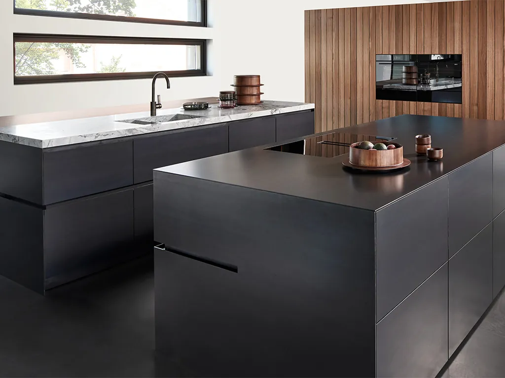 Eggersmann Industrial Loft keuken in zwart staal en Black Walnut donker walnoten hout maatwerk