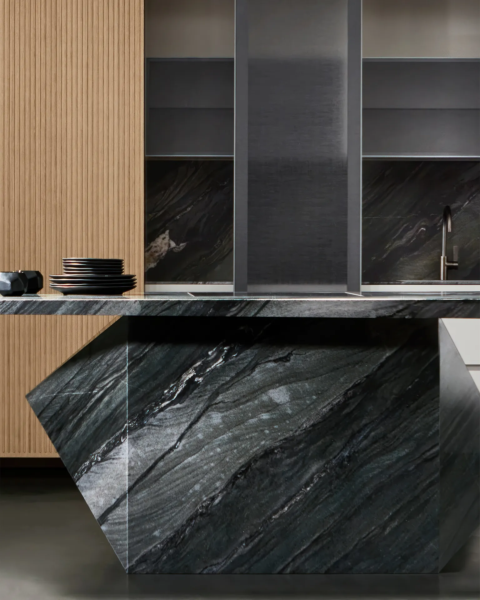 Eggersmann nami keukeneiland in Black Tempest en fineer met verticale lijsten Yabu Pushelberg design