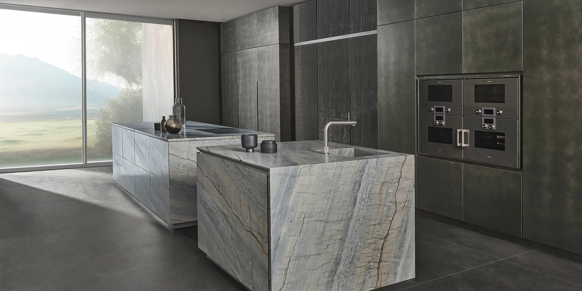 Eggersmann keuken in Ocean Blue met marmer eiland en groene fronten Duits maatwerk keukendesign