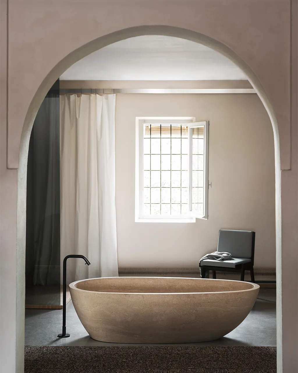 Agape Spoon XL vrijstaand bad in Cristalplant en marmer Benedini Associati Italiaans badkamerdesign sinds 1998