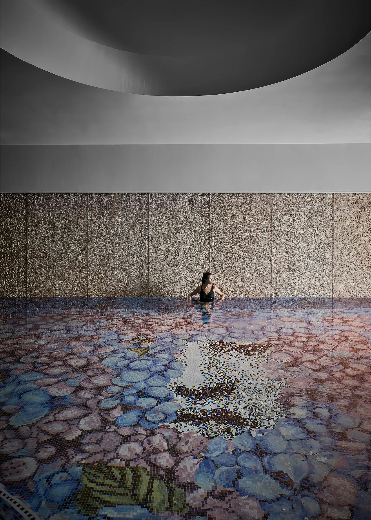 Bisazza Fornasetti Ortensia mozaiek zwembad L'Albereta Franciacorta 600000 handgezette glastegels roze en blauw