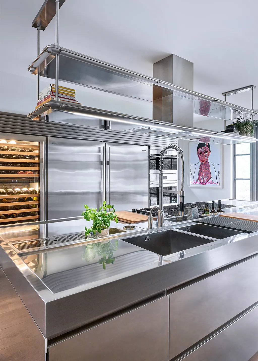 Arclinea Convivium professioneel RVS kookeiland met hood afzuigkap Sub-Zero wijnklimaatkast en koelkast