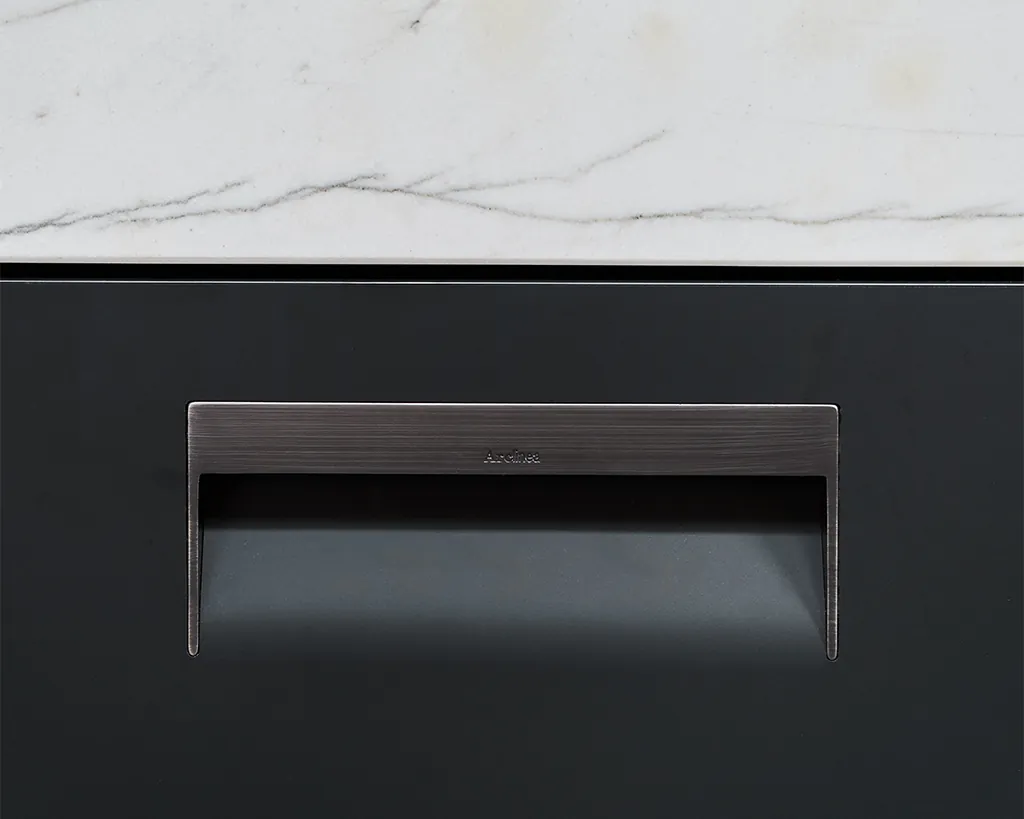 Arclinea Convivium kookeiland Bianco Carrara marmeren blad mat zwarte lak fronten Antonio Citterio design