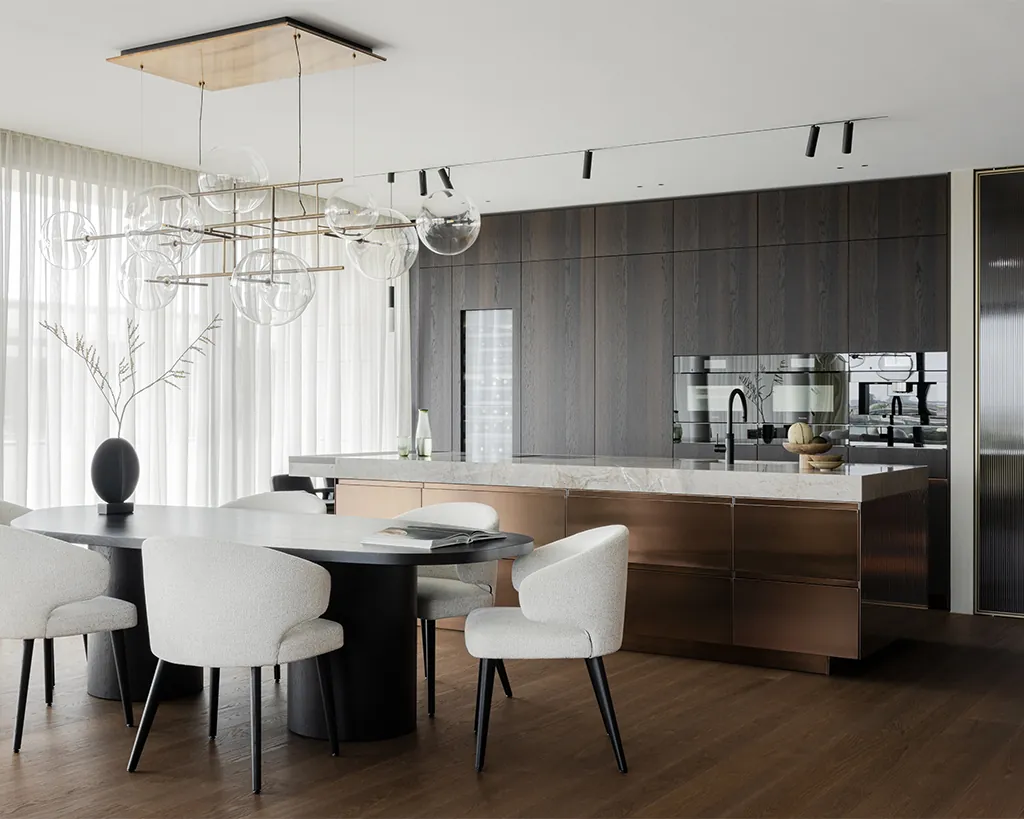 Arclinea Convivium kookeiland PVD Bronze bovenaanzicht Bianco Carrara marmer blad Black Ash hoge kasten