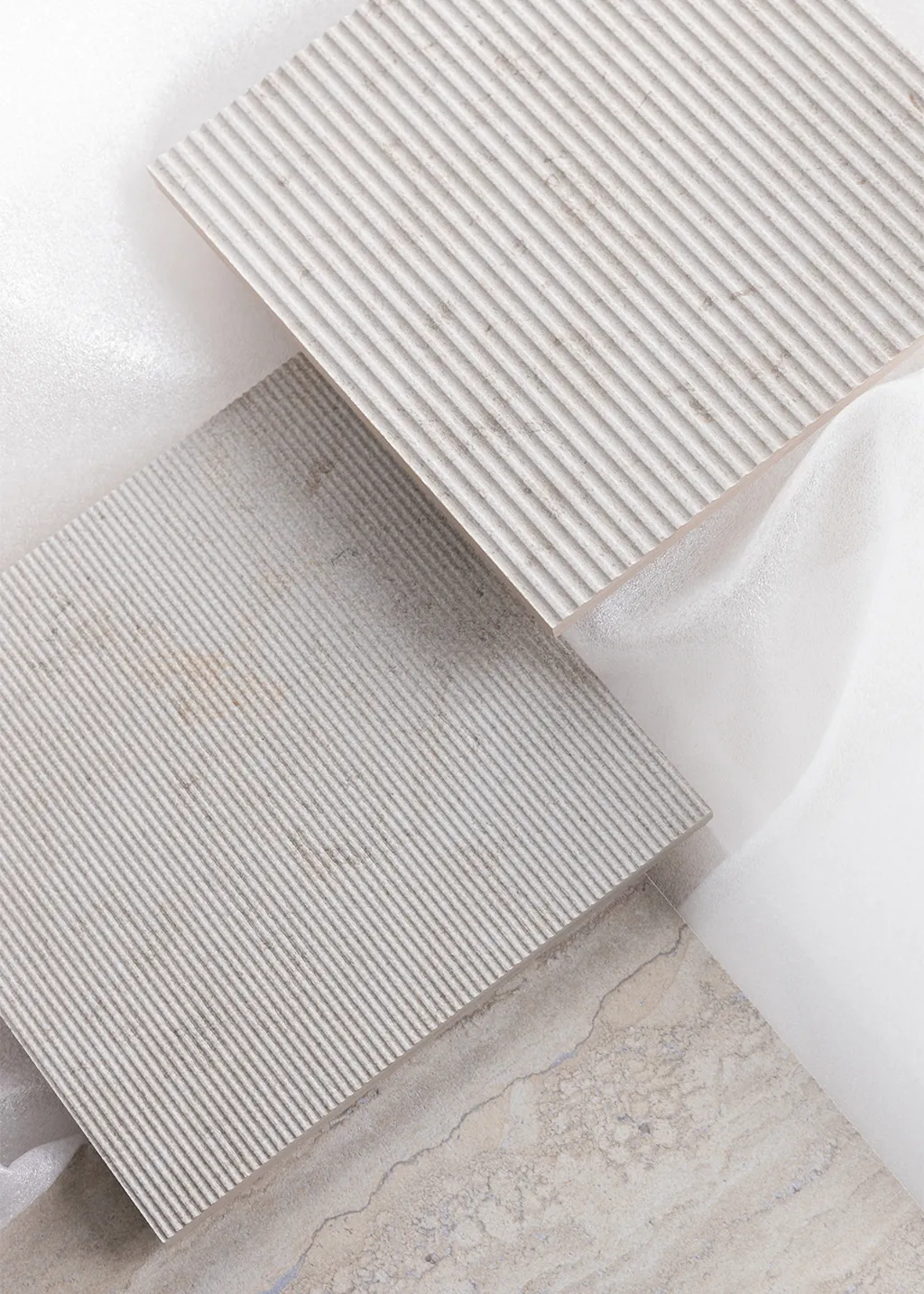 Living Ceramics Verso Crosscut tegels met Arpa en Arco reliëf 3D·FIT technologie structuur op porselein