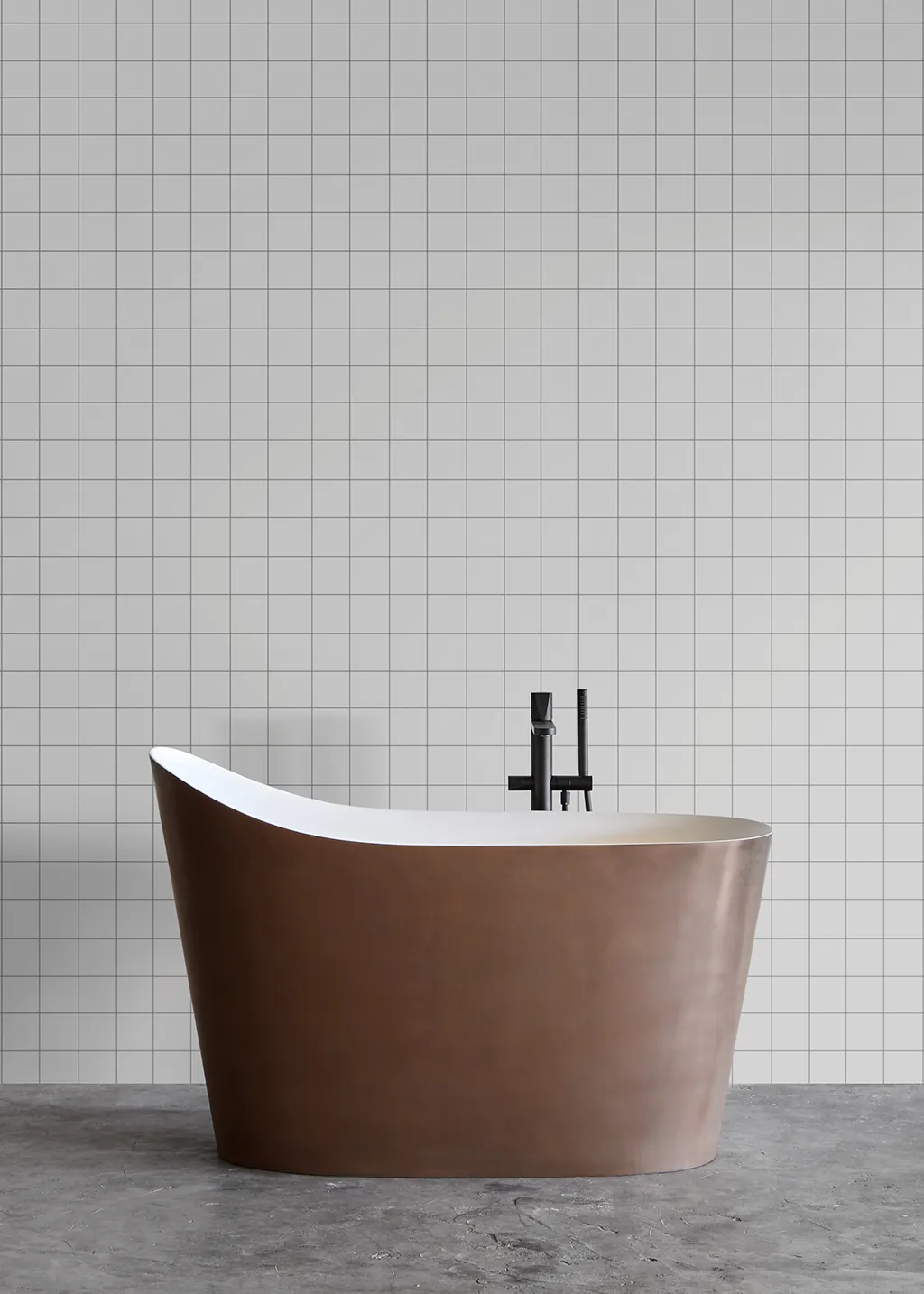 antoniolupi Mastello vrijstaand bad uit de Pietra e Fuoco collectie in koper en wit met handgemaakte witte tegels