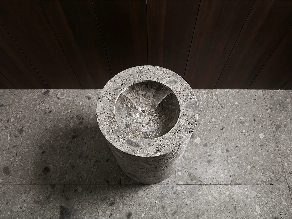 antoniolupi Anima Liquida vrijstaande ronde wastafel in natuursteen ontwerp Giorgio Rava geïnspireerd op de kracht van water