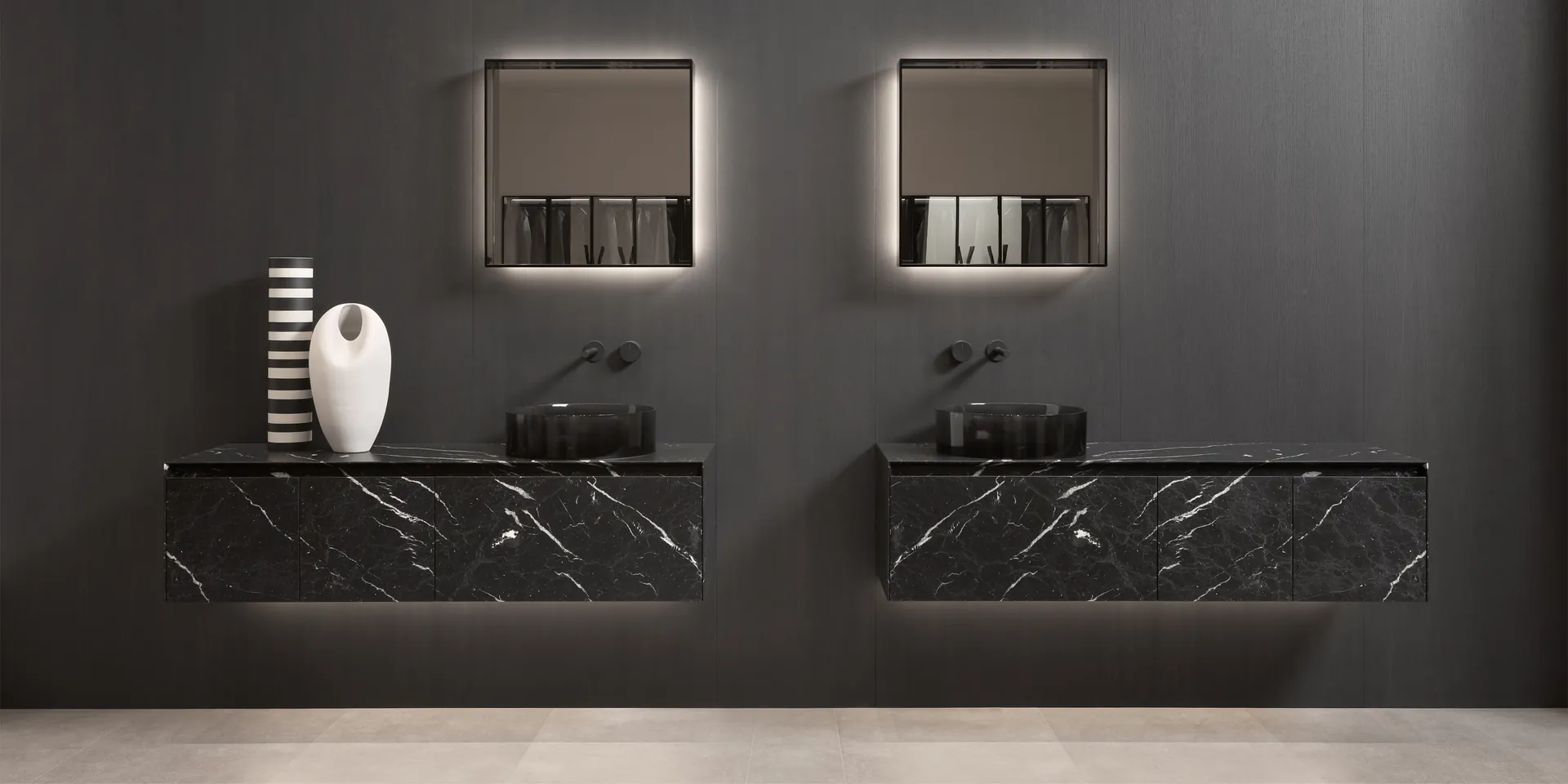 antoniolupi Panta Rei dubbele wastafel in Marquinia marmer met vierkante spiegels Italiaans badkamerdesign