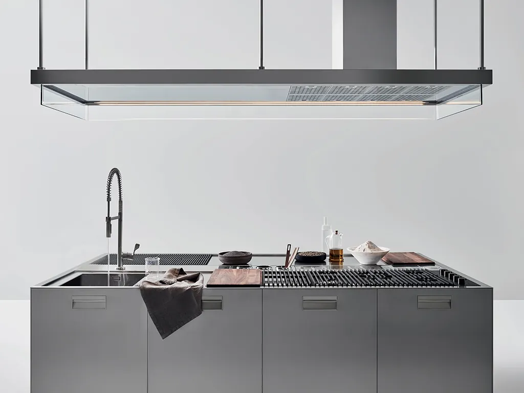 Arclinea RVS werkblad met professionele afzuigkap in hood spiraal-spoelkraan en gaspitten