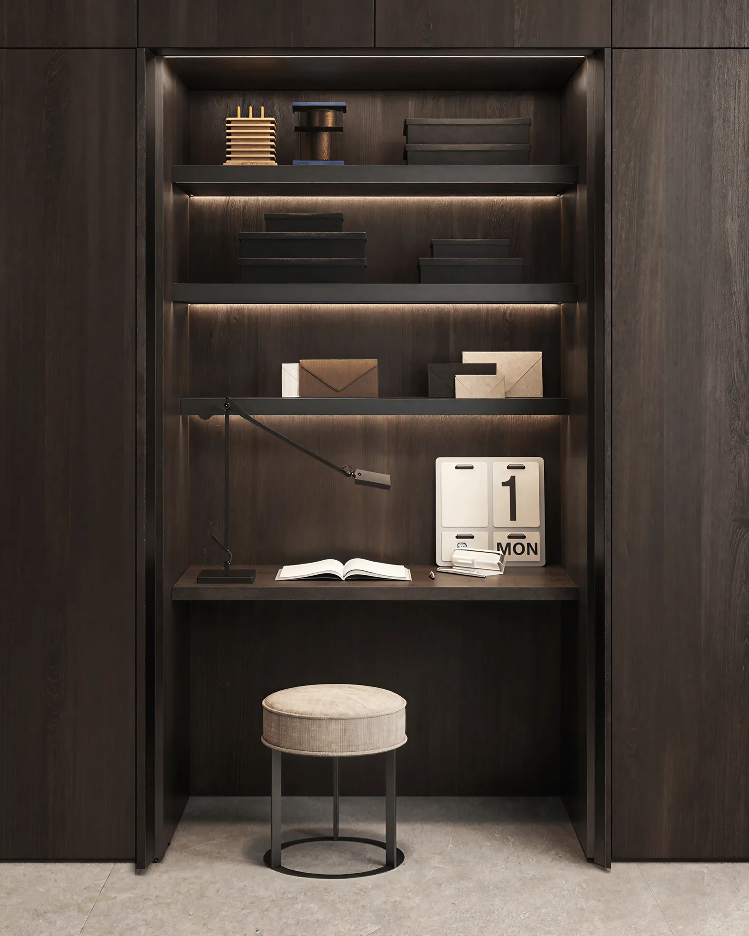 Arclinea New Pocket System geopend bureau werkplek met LED-verlichte planken in donker hout deuren weggeschoven