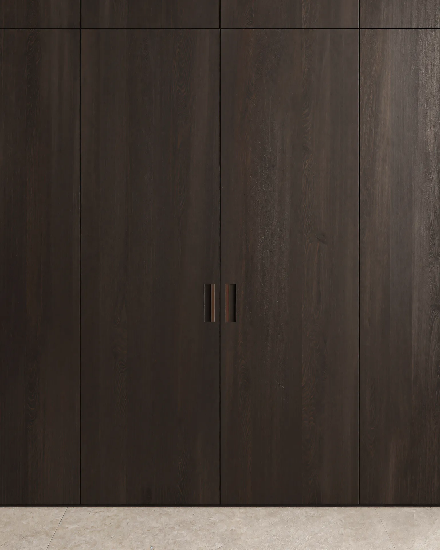 Arclinea New Pocket System gesloten donkere houtnerf kastdeuren met verticale handgrepen werkplek volledig verborgen