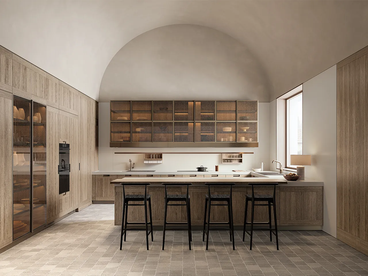 Arclinea Principia keuken in warm eiken met glazen bovenkasten kookeiland met barkrukken en gewelfd plafond