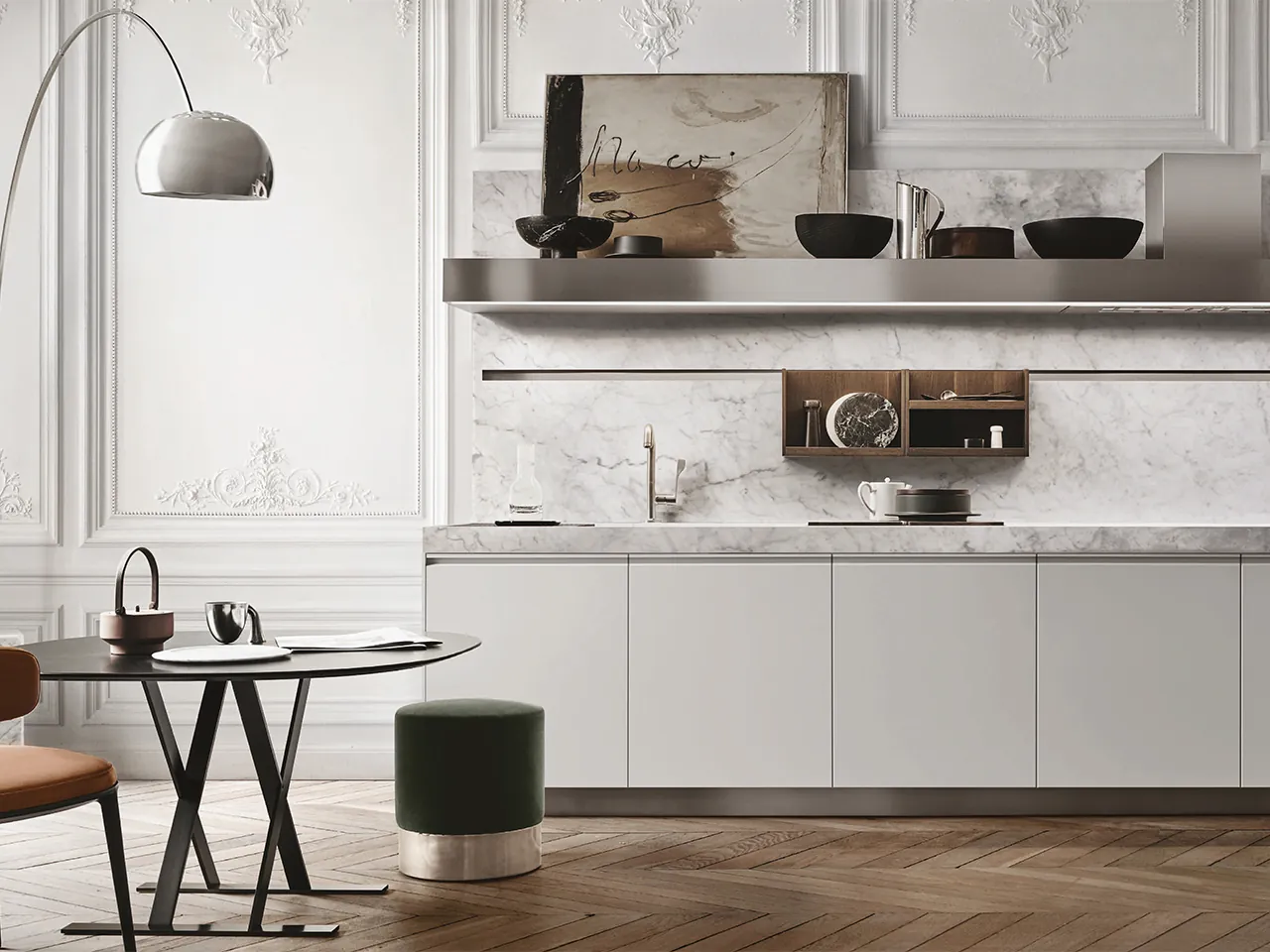 Arclinea Beta keuken witte greeploze fronten marmeren achterwand wandplank en houten nisopberging veelzijdig platform