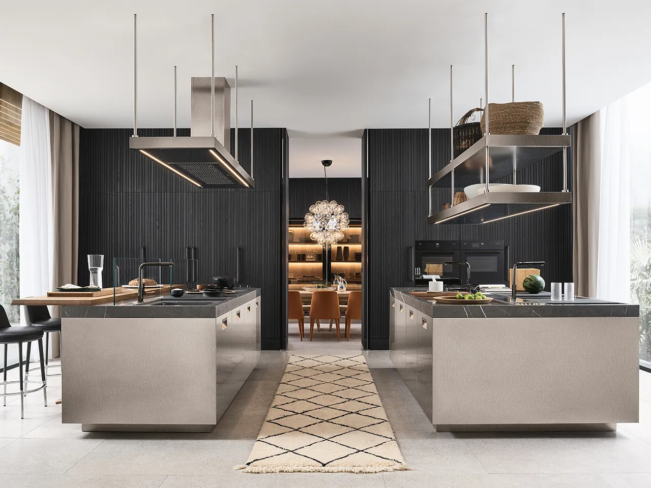 Arclinea Italia keuken met dubbel eiland in donker marmer en RVS glazen bovenkasten met brons verlichting professioneel