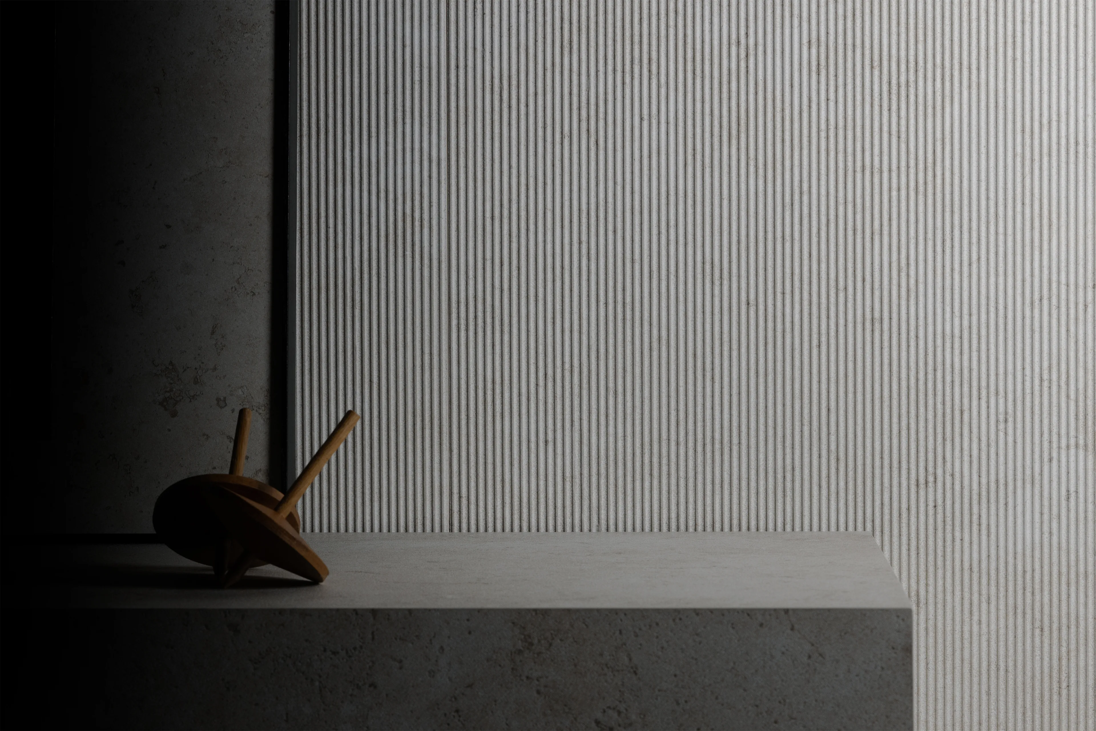 Living Ceramics Verso Crosscut Wall Light Arco wandtegel in grijs met gestreept reliëf Spaans keramiek uit Villa-real