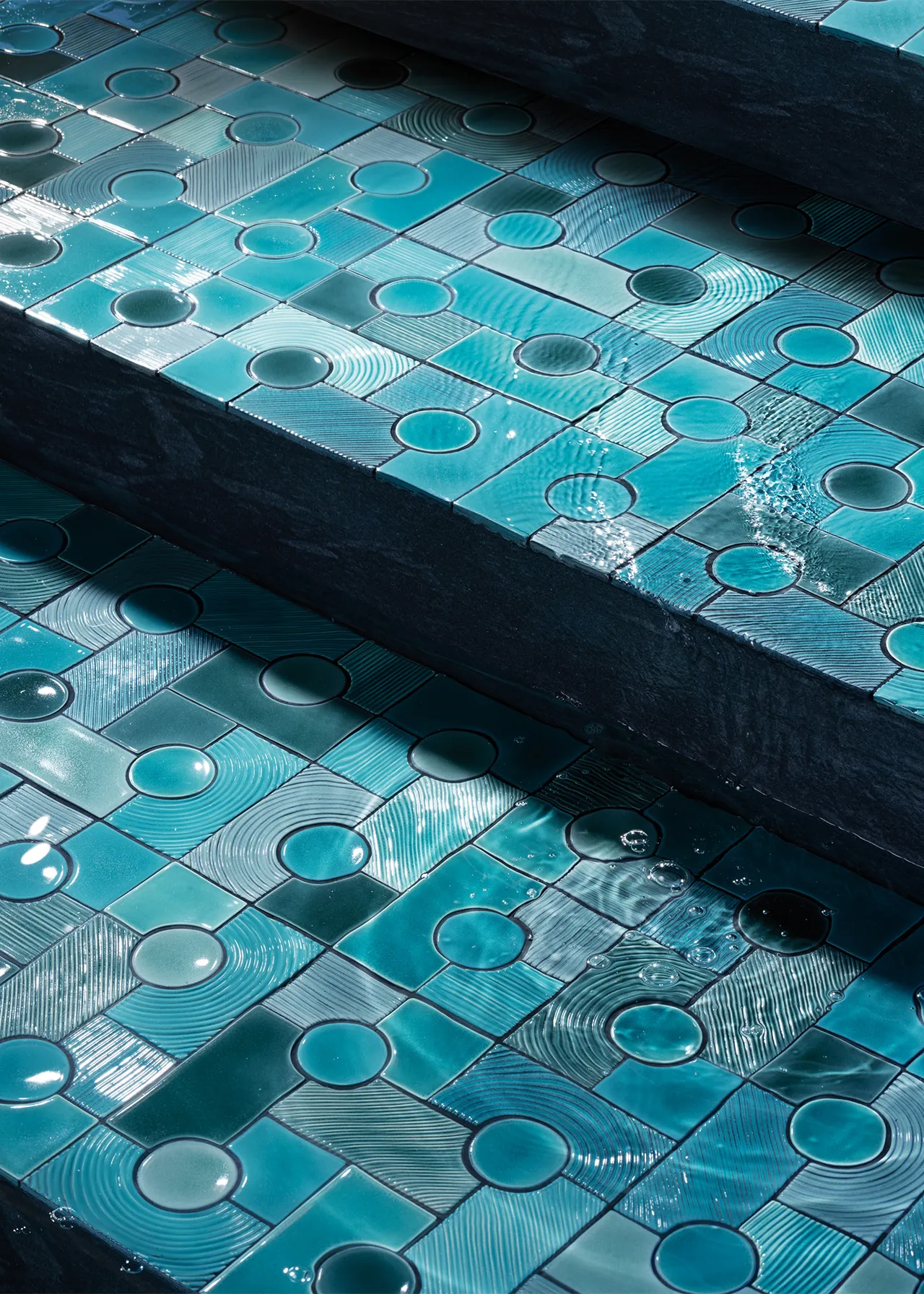 Botteganove New Town Blue Lagoon zwembadmozaïek in blauw handgemaakt keramiek uit Nove Italië