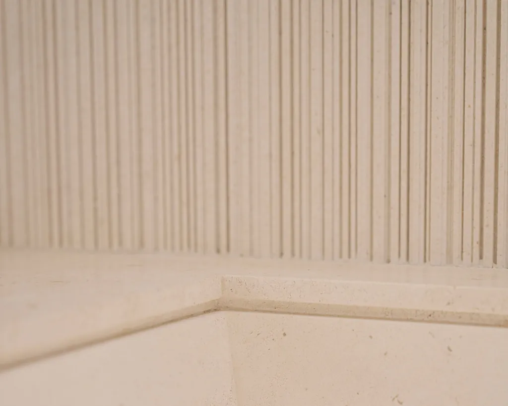 Salvatori wandtegel in Crema d'Orcia marmer met reliëf afwerking Italiaans natuursteen