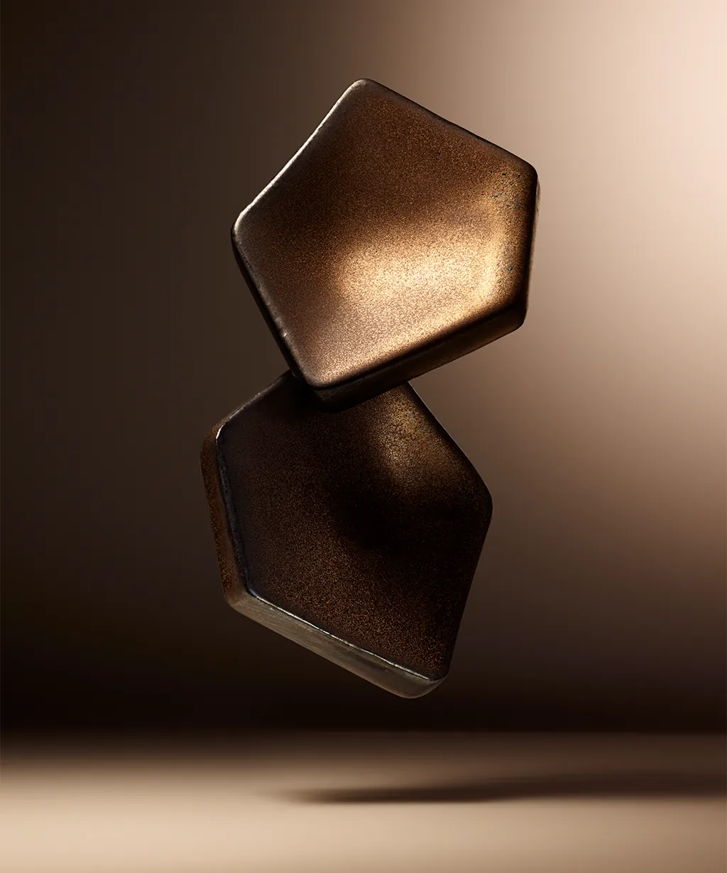 Botteganove Petali mozaïektegel in brons vijfhoekig formaat handgemaakt keramiek uit Nove Italië