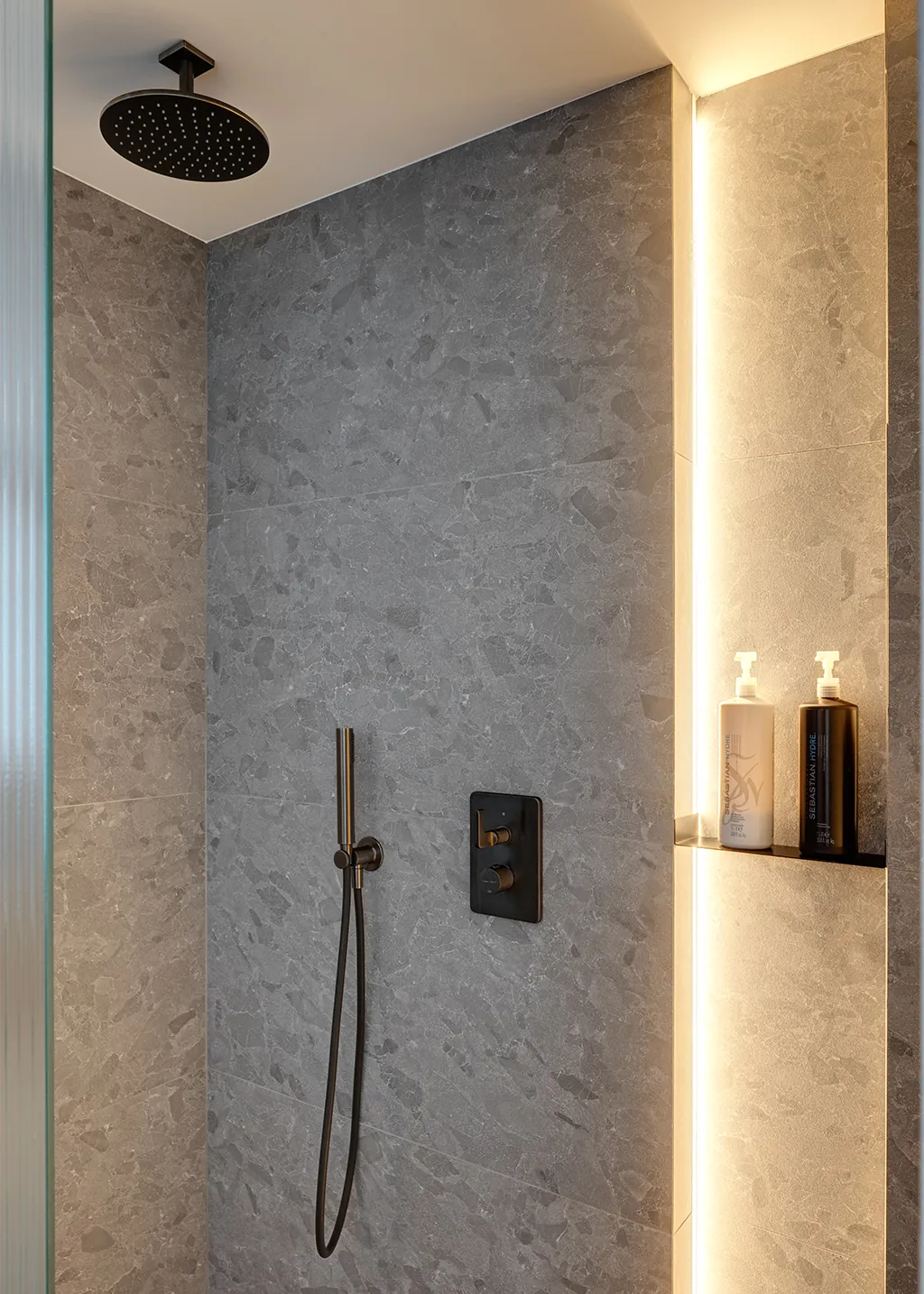 Douche met Living Ceramics tegels uit de Bera&Beren collectie en led-verlichting in nis