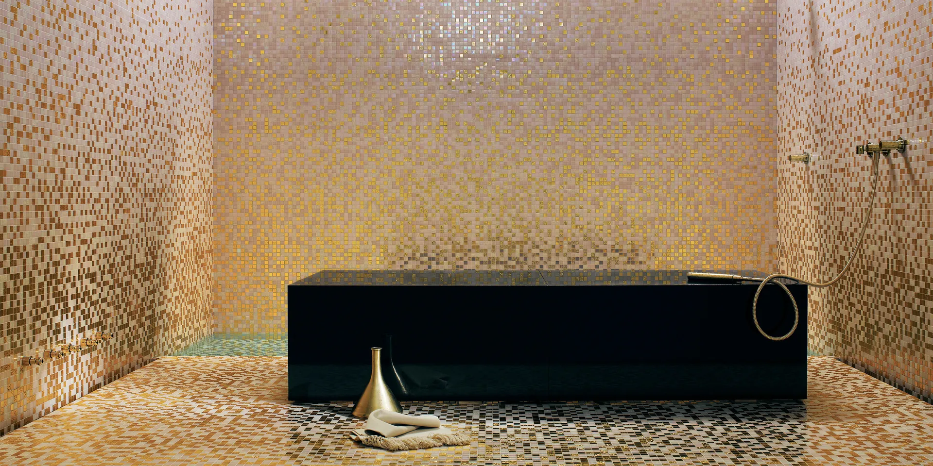 Bisazza Peonia glasmozaïek in goud en roze tinten handgezet bloemmotief in spa omgeving