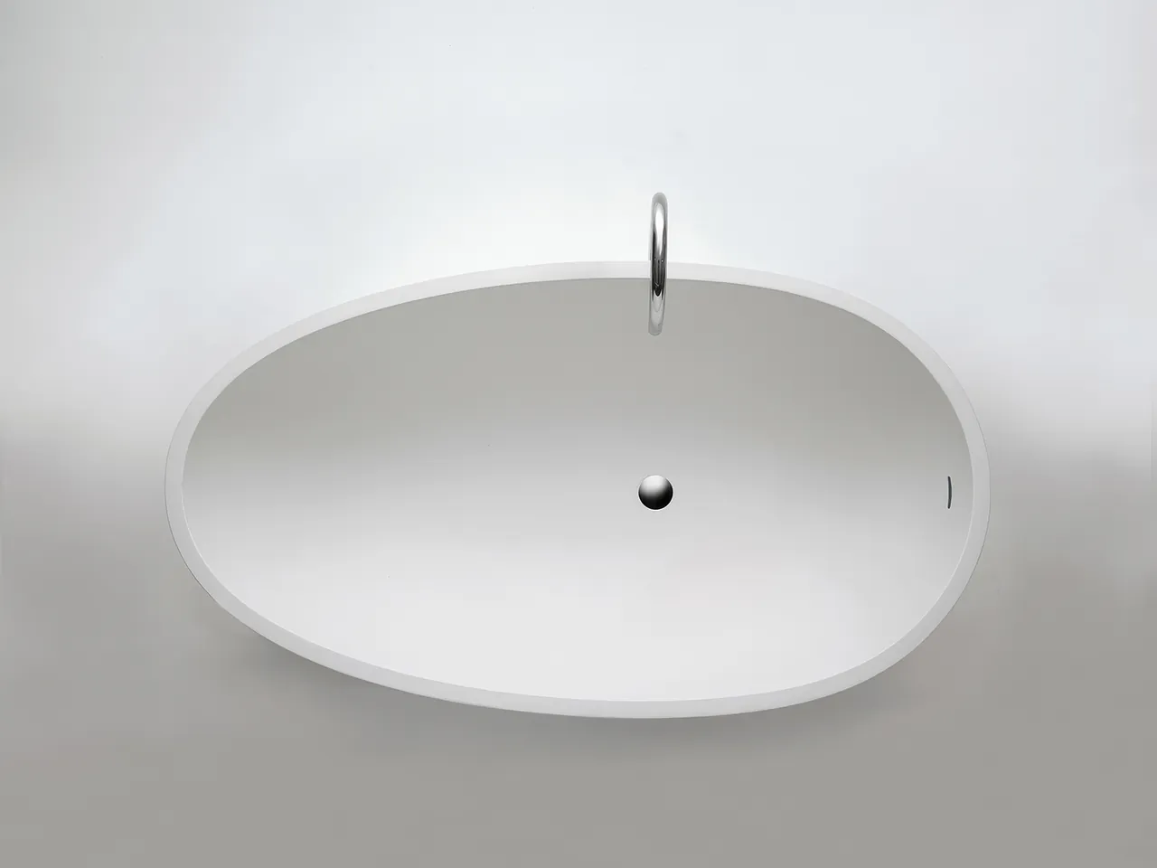 Agape Spoon vrijstaand bad in wit Cristalplant bio-based materiaal organische ei-vorm ontwerp Benedini Associati