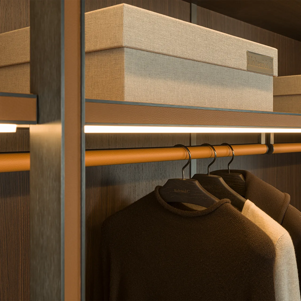 Molteni Gliss Master inloopkast compleet met hangstang roede opbergdozen en verlichting luxe kledingkamer