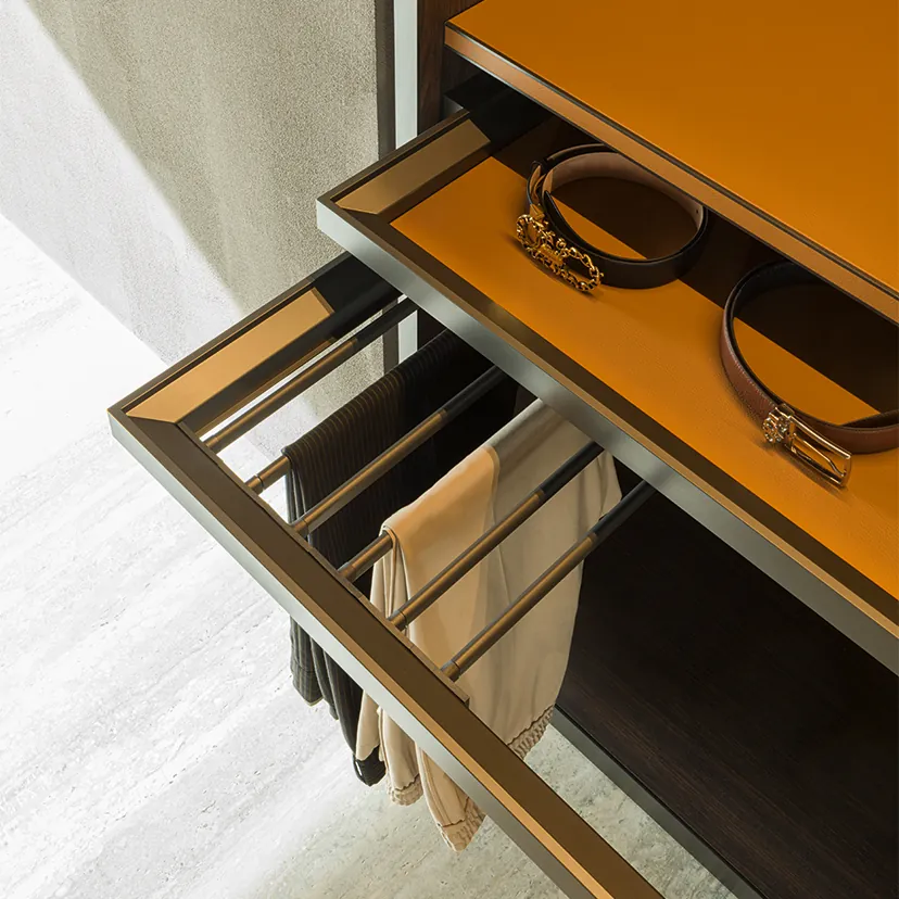 Molteni Gliss Master broekenrek met uitschuifplateau ecoskin oranje inloopkast op maat
