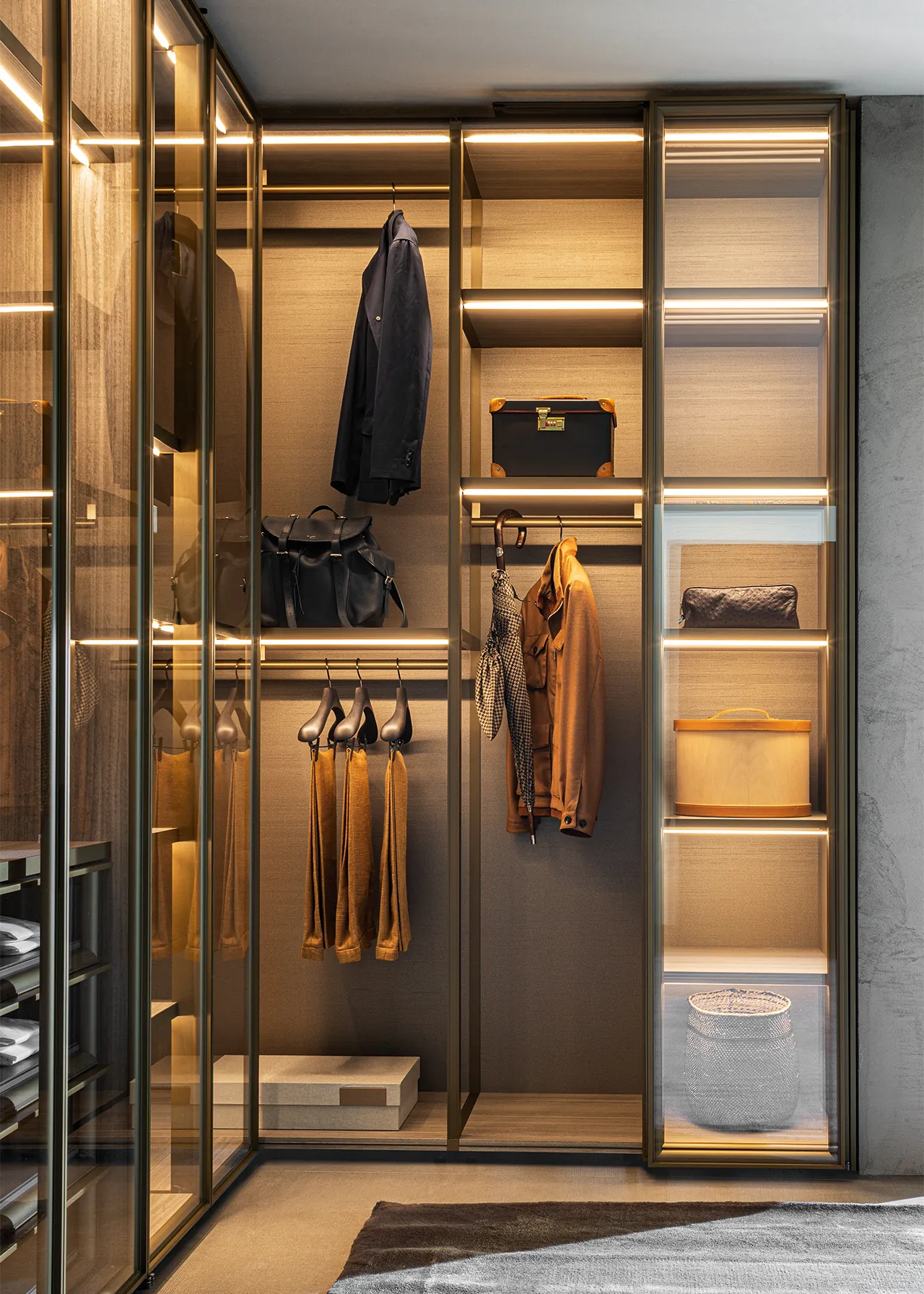 Gliss Master Sistema 7 vouwdeur detail transparant glas luxe inloopkast Molteni