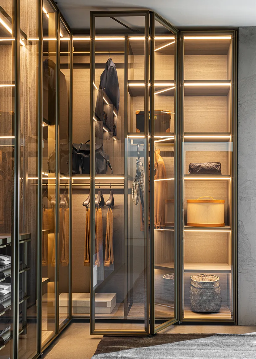 Gliss Master Sistema 7 deursysteem geopend glazen vouwdeur inloopkast op maat