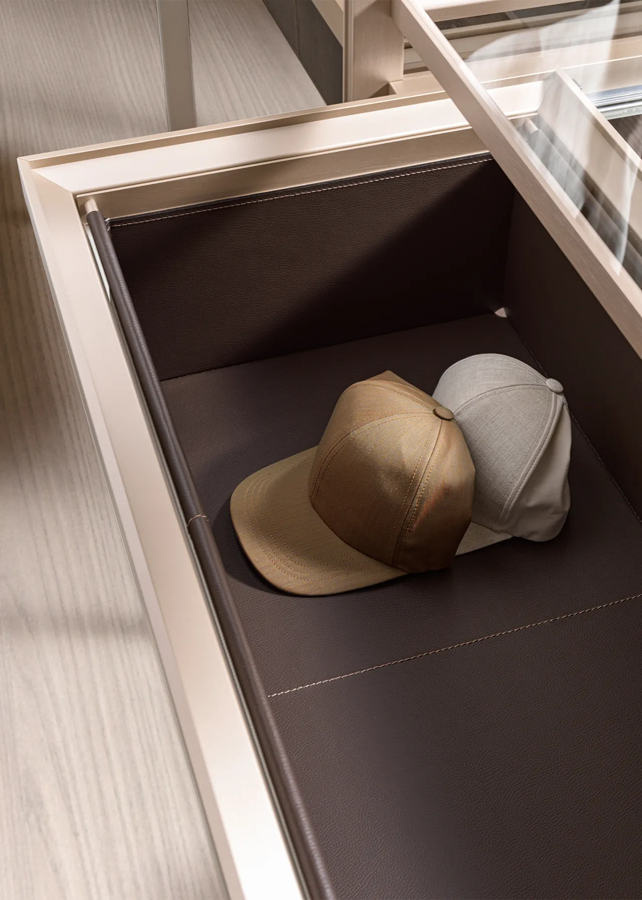 Molteni Gliss Master lade in bruin ecoskin leer detail inloopkast op maat