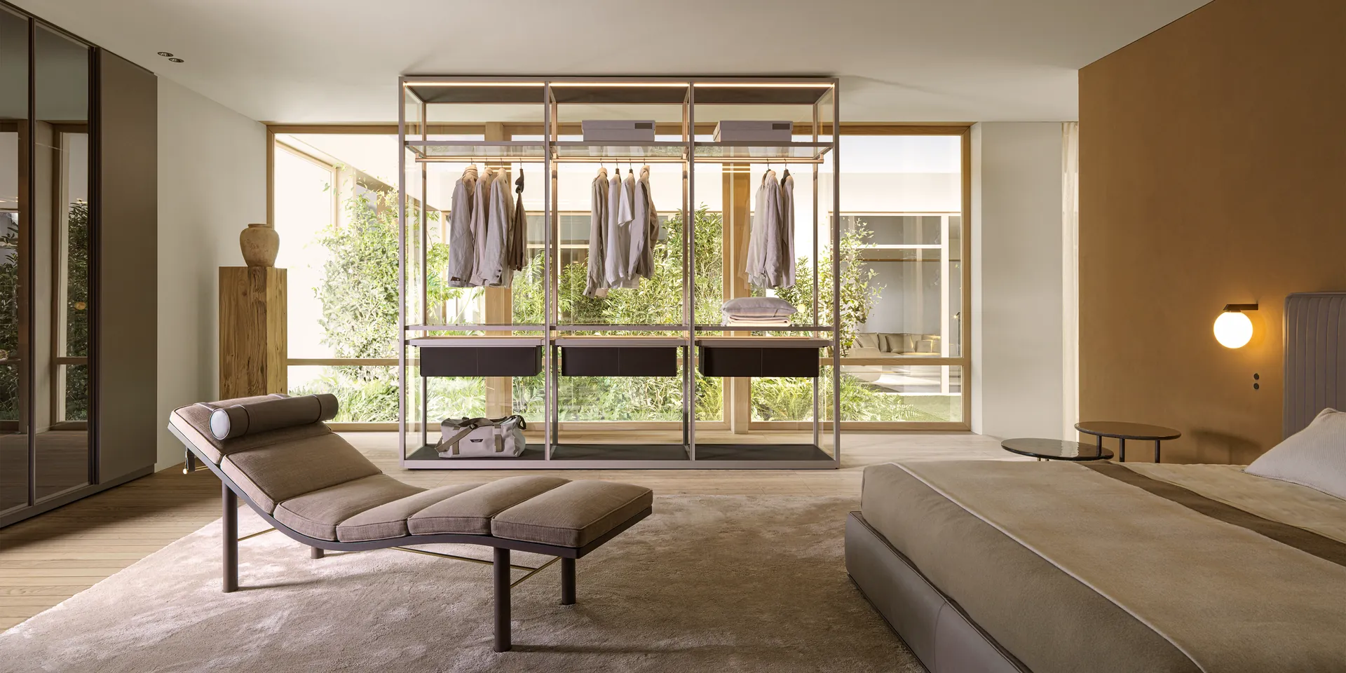 Molteni Gliss Master inloopkast op maat met transparante glaskast open dressingroom